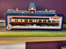 BACHMANN 34-503 OO GAUGE 63' BULLIED CORRIDOR/OPEN BRAKE 2ND CRIMSON CREAM