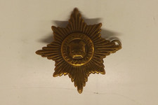 MILITARY CAP BADGE IRISH GUARDS REGIMENT  4.25CM X 4.25CM (4044)
