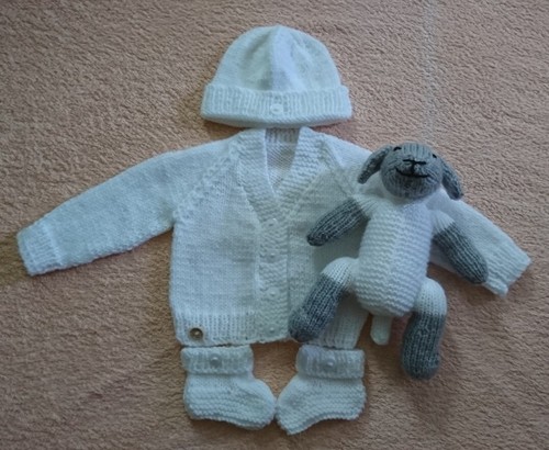 Hand knitted new born set - -,