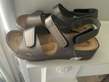 NEW  WITH TAGS, PAVERS GOLD LEATHER SANDALS UK SIZE  6