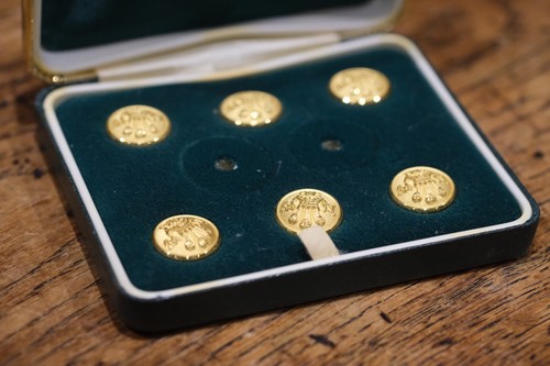 Boxed set gilt metal livery - metal,