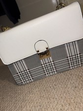 “Beige Plaid Chain Shoulder
