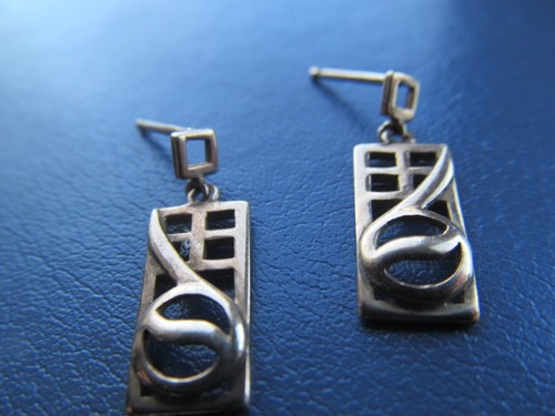 Pretty hallmarked 9ct gold - pretty,