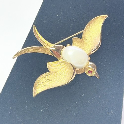 Vtg trifari gold brooch - gold,