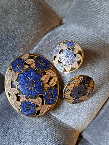 Vtg crown fish goldtone - &,