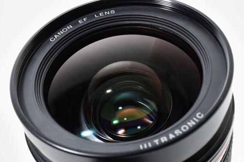 Mint canon 70mm f 2 - ef, f/2.8