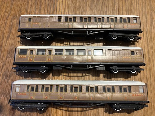 Hornby lner teak coaches x - hornby,