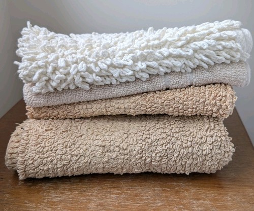 Pedestal toilet mat towels