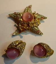 Costume jewllery garniture of brooch and earrings