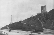 POSTCARD - WALES - ABERYSTWYTH - CASTLE PROMENADE & WAR MEMORIAL - POSTED 1923