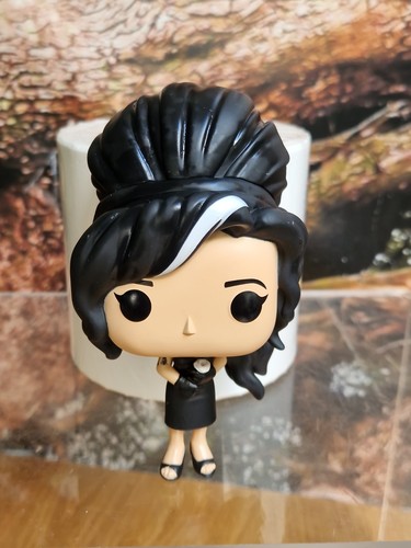 Amy winehouse funko pop back - pop,