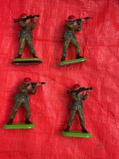 BRITAINS  SOLDIERS SUPER DEETAIL  RED BERETS