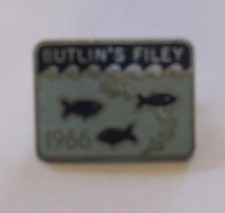 BUTLINS BADGE FILEY 1966. THREE FISH.  BLUE LABELS. MAKER: GAUNT