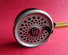 A LIGHTLY USED VINTAGE 3 5/8" LEEDA RIMFLY KINGSIZE TROUT FLY REEL