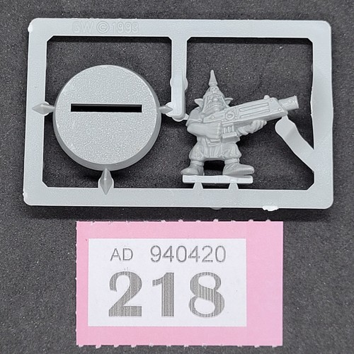Gretchin sprue plastic - gretchin, on