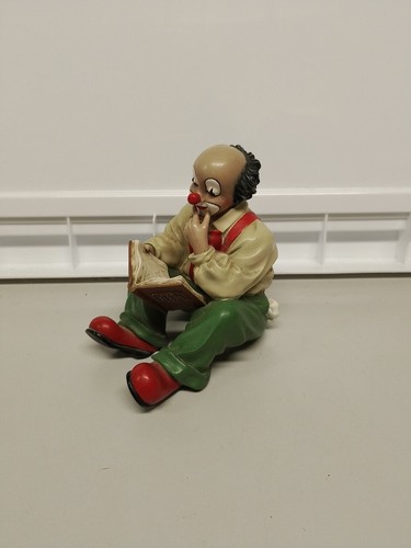 Reading the clowns book - clowns',
