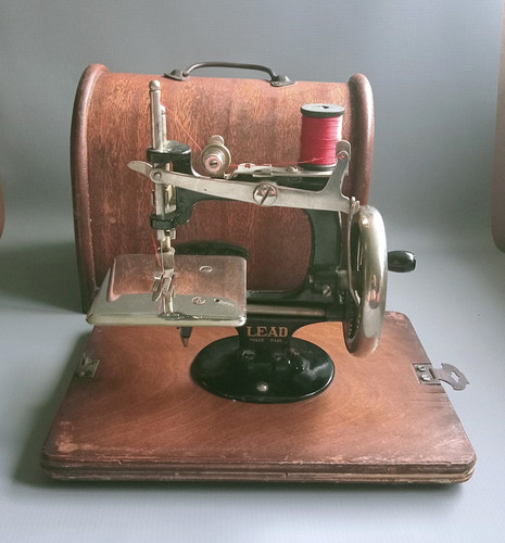 Vintage miniature sewing - miniature,