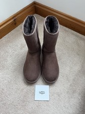GENUINE UGG BOOTS W ESSENTIAL