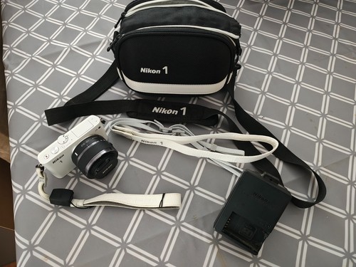 Nikon white mirrorless - j3,