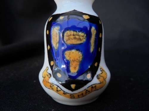 Wilton crested china vase - wilton,