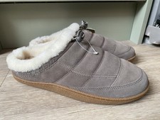 MENS NEW CLARKS PILTON SUEDE LEATHER QUILTED SLIPPERS, UK 8G, STONE COLOUR