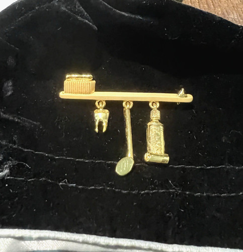Gold tone dental - brooch, jj