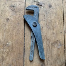 Footprint adjustable wrench