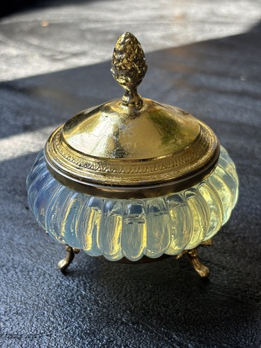 Opaline box with lid - .,
