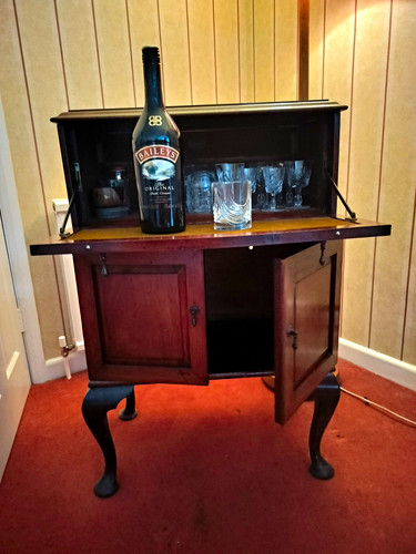 Drinks cabinet with - drinks, pull-out