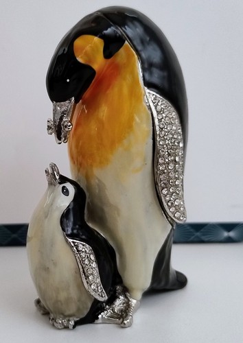 Penguin feeding chick trinket - chick,