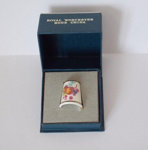 Royal worcester thimble fine - worcester,