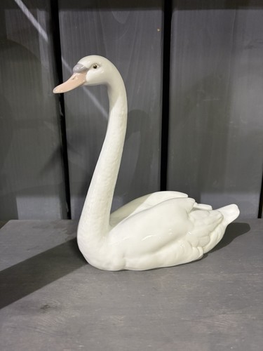 Lladro graceful swan - graceful, figurine
