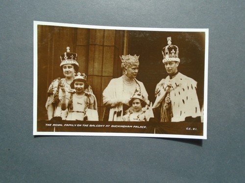 Royal family balcony - on,