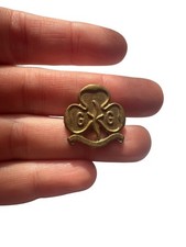 vintage 1970 Trefoil Girl Guide promise pin badge