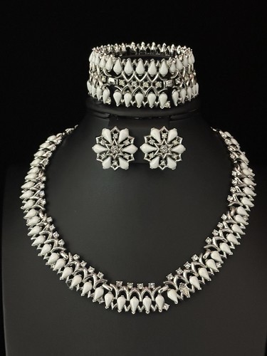 Trifari queen anne 1956 - trifari,
