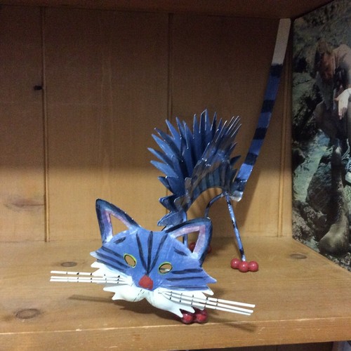 Blue metal nodding cat shelf - blue,