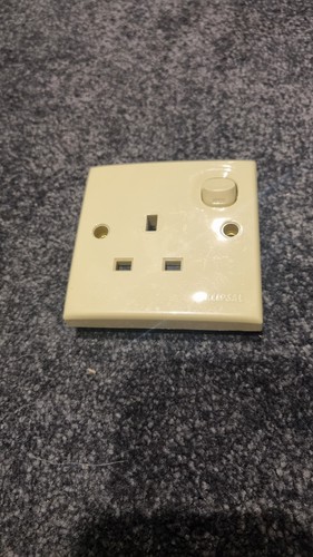 Clipsal single switched - single, socket