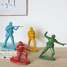 Decorative figurine bookends