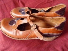 Tan leather Mary-Jane shoes