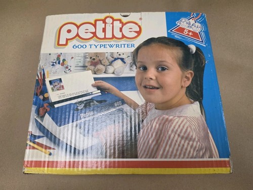Vintage petite 600 typewriter - vintage,