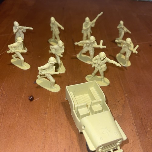 Vintage plastic toy soldiers - plastic,