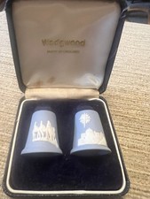 PAIR OF BOXED VINTAGE WEDGWOOD CHRISTMAS BLUE JASPER WARE THIMBLES