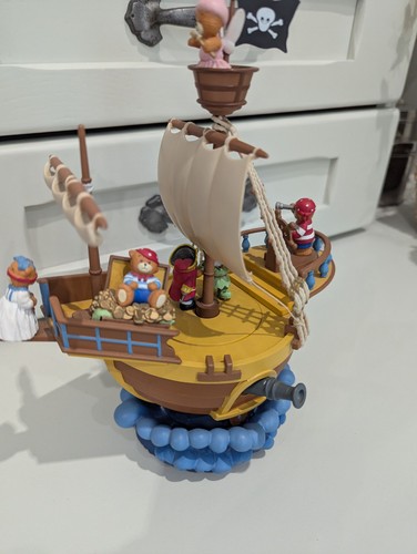 Enesco lucy peter pan - peter,