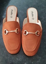 Tan Flat Mule Shoe Gold Bar Suedette Size 5 Bnwt Designer Inspired On Trend