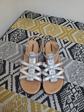 EUC Clarks Manilla Bonita Cushion Soft Sandals Size 6.5 EU 40 Silver Black