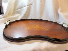 AN ANTIQUE WOODEN KIDNEY SHAPED SERVING TRAY WITH BRASS HANDLES