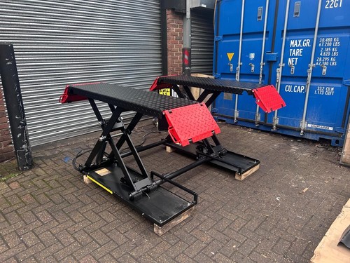 Mid rise scissor lift