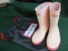 KIDS HUNTER WELLIES SIZE 13 PINK, C/W BLACK DRAWSTRING BAG ,WORN JUST FEW TIMES