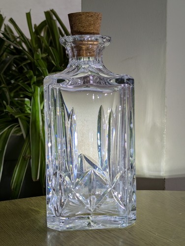 Crystal decanter diamond cross