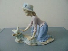 LLADRO / NAO 0267 "CARESSING THE DOVE"    **PRISTINE**